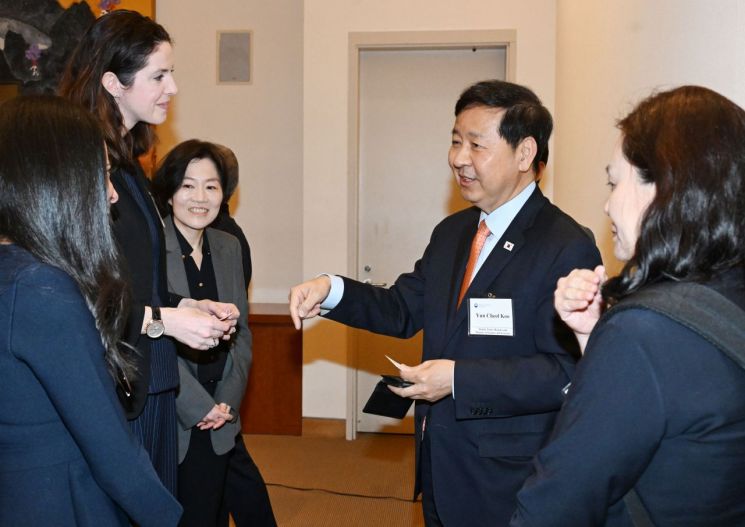 구윤철 부총리 겸 재정경제부 장관이 14일(현지시간) 미국 뉴욕 주UN 대한민국 대표부에서 열린 한국경제 투자설명회(IR)를 개최, 행사 시작에 앞서 월가 주요 투자자들과 대화를 하고 있다. 재정경제부