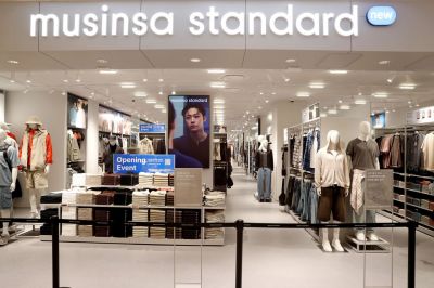 광주신세계에 호남 최초로 오픈하는 무신사스탠다드가 4월 16일 오픈을 앞두고 상품진열을 마무리 하고 고객 맞이를 준비중이다.[사진제공=광주신세계]