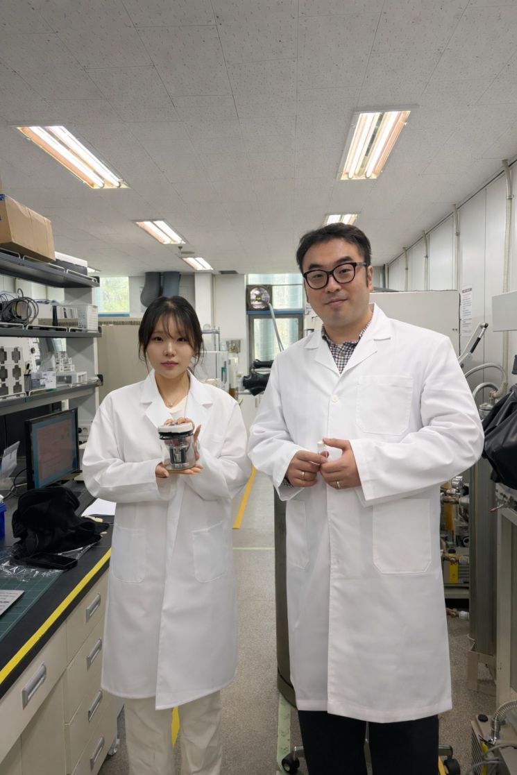 개발된 전해질을 적용한 전고체 전지 셀을 들고 있는 연구팀. 배진영 자체인턴(제1저자, 왼쪽)과 김태효 수석연구원(교신저자). 생기연 제공