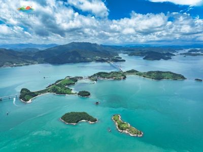 여수세계섬박람회 조직위는 이재명 대통령의 "여수세계섬박람회가 전남·광주 통합 이후 처음 개최되는 국제행사인만큼, 중앙정부 차원에서 필요한 지원을 해주면 좋겠다"고 언급한 것에 대해 환영 입장을 밝히며 조직위 차원의 보다 철저하고 꼼꼼한 준비활동을 다짐했다. 여수세계섬박람회 조직위 제공