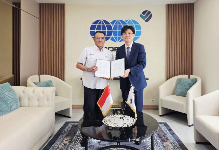 Song Taeseung, Head of the Digital Industry Division at Korea Testing Laboratory (right), is taking a commemorative photo with Dani Pramantio, Vice President of Sucofindo, after signing the test certification cooperation agreement on the 15th. Korea Testing Laboratory.