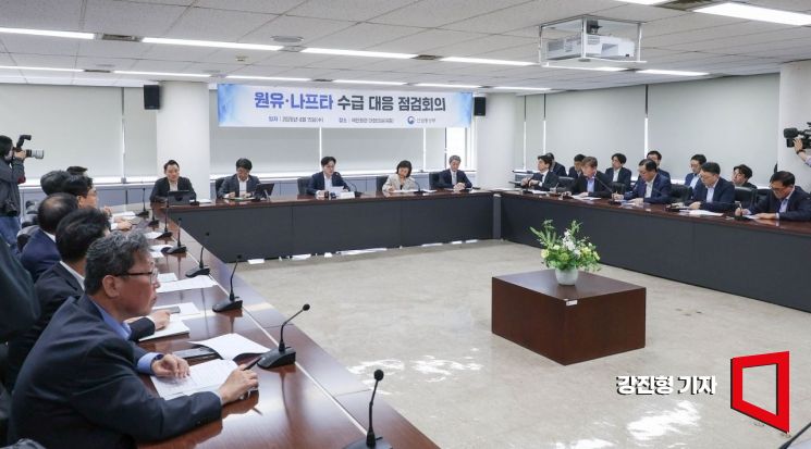 김정관 산업통상부 장관이 15일 서울 종로구 석탄회관에서 열린 '원유·나프타 수급 대응 점검회의'에 참석해 모두발언 하고 있다. 2026.4.15 강진형 기자