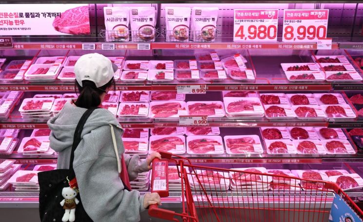 서울 시내 한 마트에서 방문객이 진열된 한우를 살펴보고 있다. 연합뉴스