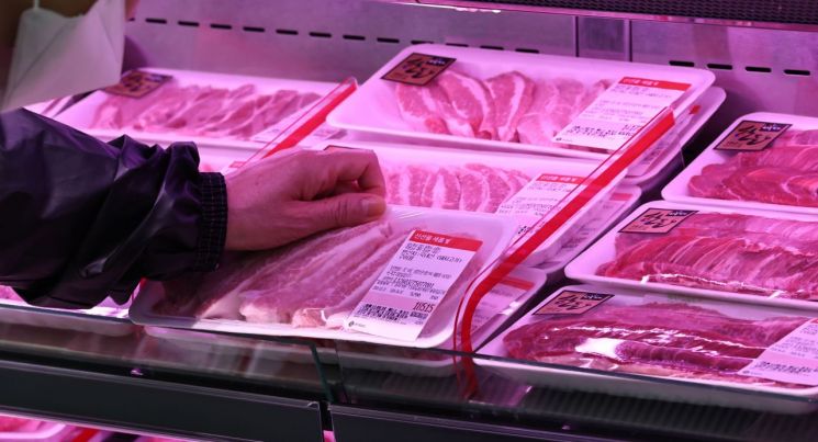 서울 시내 한 대형마트에 돼지고기가 진열돼 있다. 연합뉴스