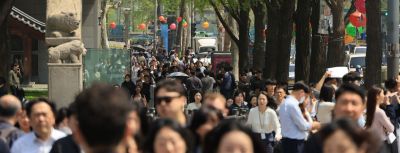 16일 광주와 전남 지역은 낮 최고기온이 26도까지 오르며 초여름 날씨를 보일 것으로 예보됐다. 사진은 15일 서울 종로구에 직장인들이 산책을 하고 있는 모습. 연합뉴스