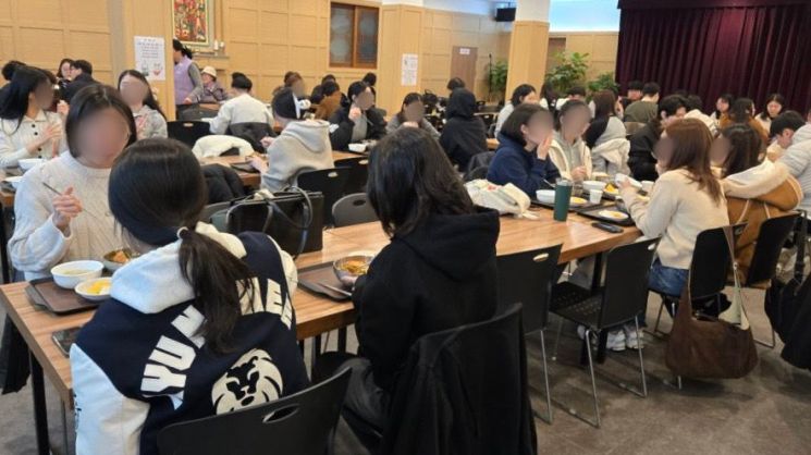 서울 동대문구 연화사에서 대학생들이 식사를 하고 있다. 대한불교조계종사회복지재단