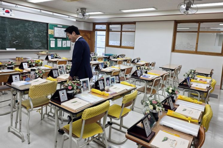 안민석 경기도교육감 예비후보가 15일 단원고 4.16기억교실을 둘러보며 희생 학생들을 추모하고 있다. 안민석 예비후보 제공