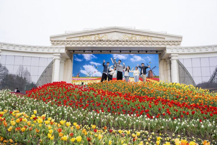 에버랜드 튤립축제가 한창인 포시즌스가든. 삼성물산