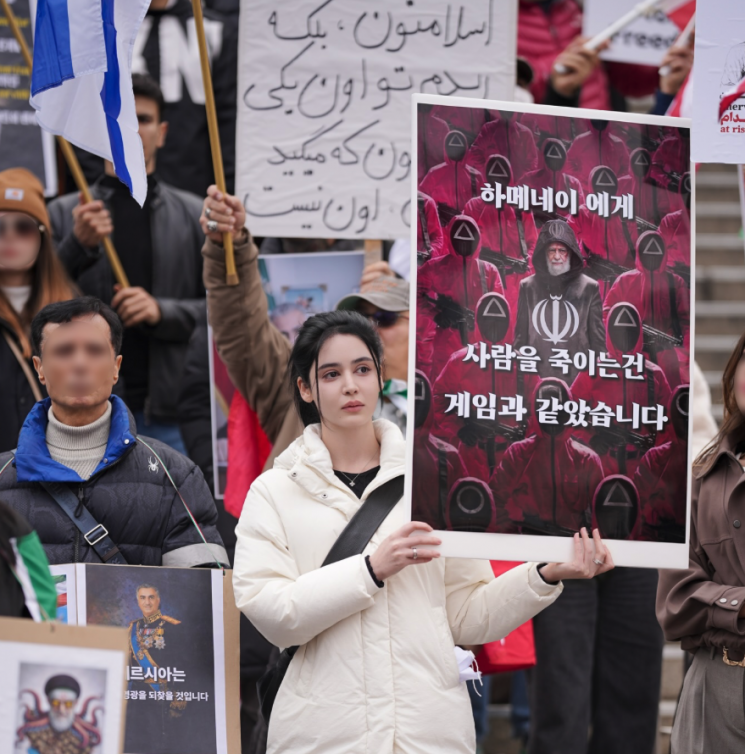 호카 니쿠의 발언은 이란 내 반정부 정서와 맞닿아 있다. 실제로 이란에서는 지난 수십 년간 정치적 억압과 인권 침해 문제를 둘러싼 비판이 꾸준히 제기돼 왔다. 호다 니쿠 인스타그램