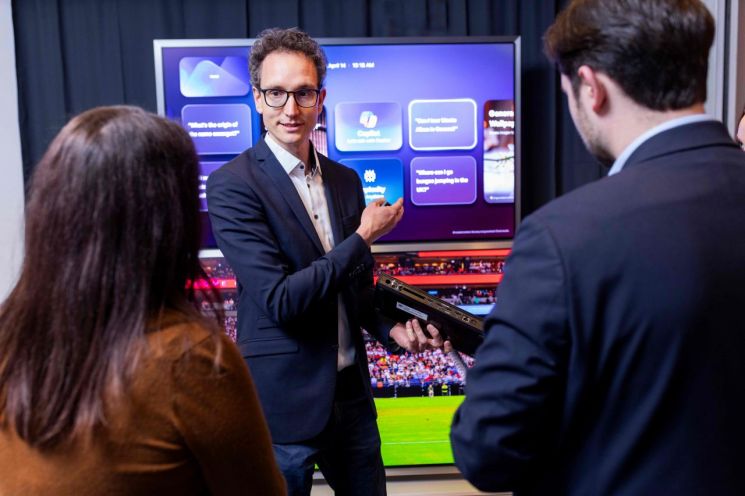 독일 프랑크푸르트에서 열린 삼성전자 '2026 유럽 테크세미나'에서 참석자들이 삼성전자 TV에 적용된 최신 AI 기술을 체험하고 있다. 삼성전자.