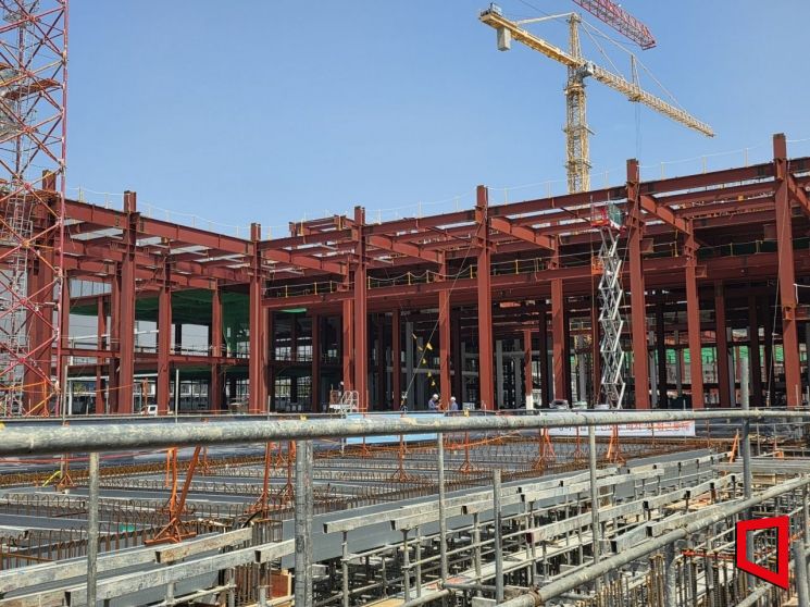 Korean Air's new engine maintenance factory expansion construction site. The new engine maintenance factory is being built with a construction cost of 578 billion won, covering a total floor area of 142,117.3 square meters, equivalent to the size of 20 soccer fields. Photo by Youngchan Choi