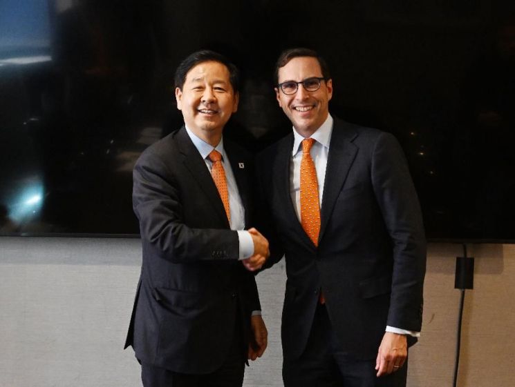 뉴욕 한국경제 투자설명회(IR) 행사 개최로 미국 뉴욕을 방문중인 구윤철 부총리 겸 재정경제부 장관이 4월 14일(현지시간) 더 웨스턴 뉴욕 센트럴호텔에서 롭 골드스테인 블랙락 최고운영책임자(COO)와 면담에 앞서 악수하며 기념사진을 찍고 있다. 재정경제부