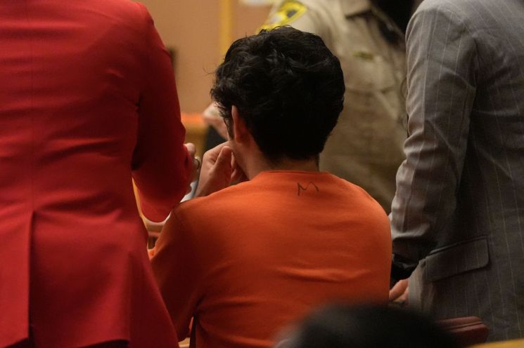 샘 올트먼 오픈AI 최고경영자(CEO) 자택에 화염병을 던진 혐의로 붙잡힌 대니얼 모레노-가마가 법정에 출두한 모습. AP연합뉴스