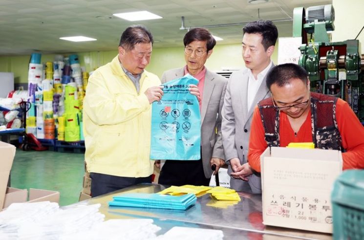 김경일 파주시장이 최근 ㈔에덴복지재단 에덴하우스(소라지로195번길 47-30)를 방문해 종량제봉투 제작 현장을 직접 점검하고 있다. 파주시 제공