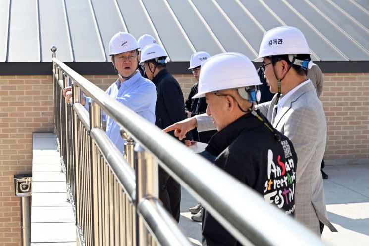 이민근 안산시장이 지난 15일 본오동 '해란공원 실내수영장'과 '청소년문화의집' 건립 공사 현장을 방문해 공사 추진 현황과 안전관리 실태를 점검하고 있다. 안산시 제공