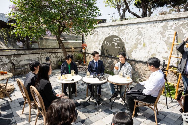 정원오 더불어민주당 서울시장 후보가 15일 오전 '서울인(人)터뷰'의 첫 일정으로 서울 종로구 북촌을 방문해 지역 소상공인들과 간담회를 진행했다. 정원오 후보 캠프