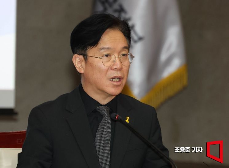 김영훈 고용노동부장관이 16일 서울 종로구 정부서울청사에서 열린 노동안전 관계장관회의에 참석해 공공부문 도급 운영 개선방안에 대해 발언하고 있다. 2026.4.16 조용준 기자