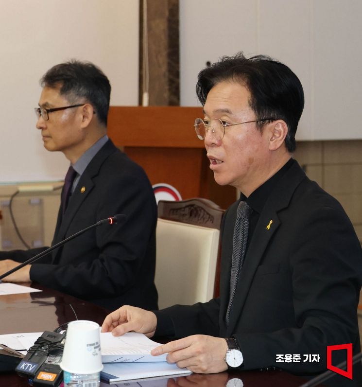 김영훈 고용노동부장관이 16일 서울 종로구 정부서울청사에서 열린 노동안전 관계장관회의에 참석해 공공부문 도급 운영 개선방안에 대해 발언하고 있다. 2026.4.16 조용준 기자