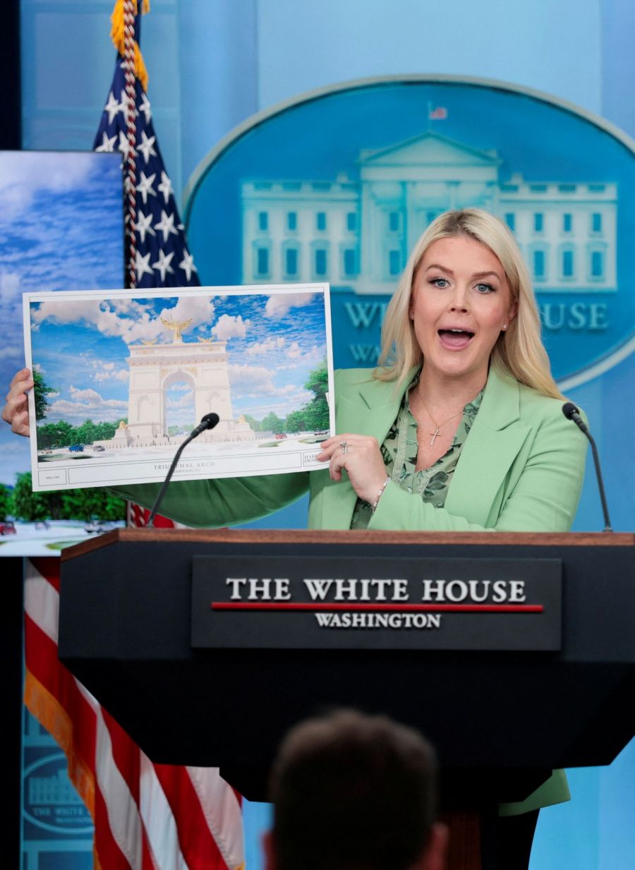 캐롤라인 레빗 백악관 대변인이 15일(현지시간) 미국 워싱턴 D.C. 백악관 브리핑룸에서 도널드 트럼프 미국 대통령이 제안한 '인디펜던스 아치'를 소개하고 있다.  로이터연합뉴스