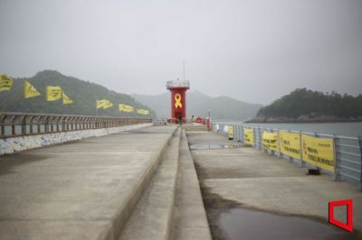 세월호 참사 12주기인 16일 오전 전남 진도군 임회면 진도항에서 한산한 분위기 가운데 추모깃발이 바람에 휘날리고 있다. 민현기 기자