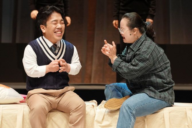 62회 동아연극상 작품상을 수상한 연극 '젤리피쉬'. 이 작품은 모두예술극장과 크리에이티브테이블 석영이 공동제작한 작품으로 다운증후군이 있는 여성 ‘켈리’가 가족과 사랑 속에서 자신의 삶을 주도적으로 만들어가는 이야기를 담고 있다. 모두예술극장