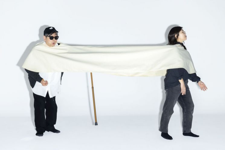 모두미술공간에서 전시 중인 라움콘의 작품 '함께 조각', 2026, 아카이벌 피그먼트 프린트,