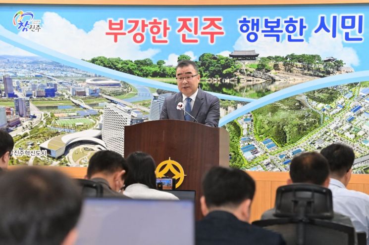 [사진 제공=진주시] 16일 시청 브리핑룸에서 박일동 부시장이 고유가 극복 ‘화물운송·교통분야’ 대책 추진 기자 회견을 하고 있다.