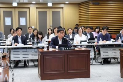 15일 서울 중구 본사에서 진행된 '2026년 1분기 성과분석 및 체질개선 태스크포스(TF) 보고회'에서 이정환 NH농협카드 사장(가운데 정면)이 1분기 성과를 치하하고 핵심 과제 추진을 독려하고 있다. 농협카드