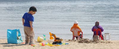 17일 광주와 전남 지역은 새벽부터 비가 내릴 것으로 예보됐다. 사진은 지난 15일 인천 중구 을왕리해수욕장에서 한 어린이가 모래 장난을 치고 있는 모습. 연합뉴스