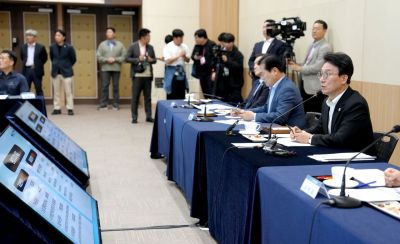 김민석 국무총리가 16일 여수엑스포장 컨벤션센터를 방문, 2026여수세계박람회 준비상황을 점검하고 있다. [사진제공=전남도]