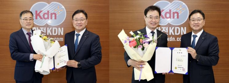 한전KDN에 새롭게 취임한 박경수 전력지능화안전본부장(왼쪽부터)과 최진수 전력ICT본부장이 임명장을 받고 있다. 한전KDN