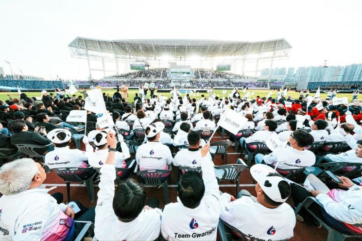 경기도 최대의 스포츠 축제인 '제72회 경기도체육대회 2026 광주'가 16일 광주시 G-스타디움에서 화려한 막을 올리며 3일간의 대장정에 돌입했다.
