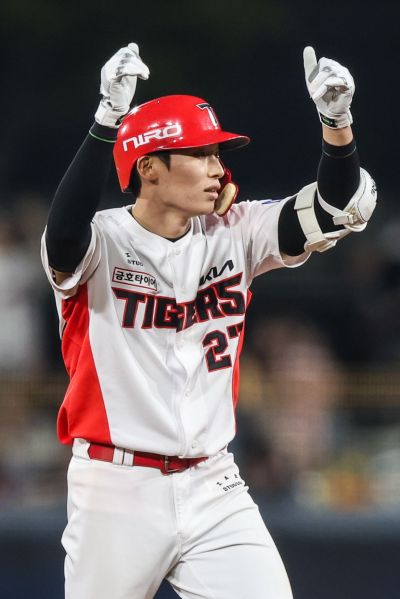 16일 광주-기아 챔피언스 필드에서 열린 2026 신한 SOL KBO 리그 키움 히어로즈와의 홈 경기에서 김호령이 2타점 적시타를 때린 뒤 세레모니를 하고 있다. KIA타이거즈 제공