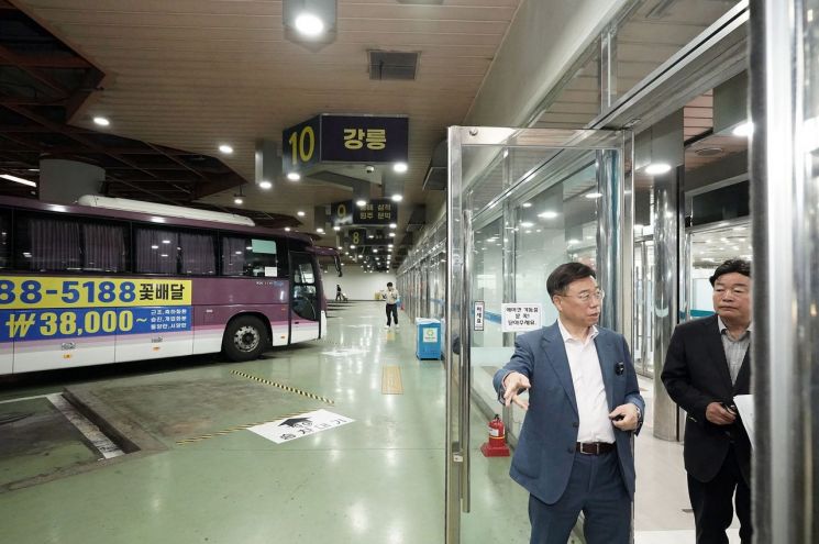 신상진 성남시장이 최근 국제분쟁 장기화에 따른 에너지 수급 불안 상황 속에서도 정상 운영 재개 1년을 맞은 성남종합버스터미널(야탑버스터미널)을 16일 방문해 운영 현황을 점검하고 있다. 성남시 제공