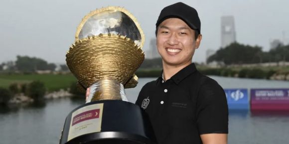 왕정훈이 2017년 커머셜 뱅크 카타르 마스터스에서 DP월드투어 통산 3승을 기록한 뒤 트로피를 들고 환하게 웃고 있다. AFP연합뉴스