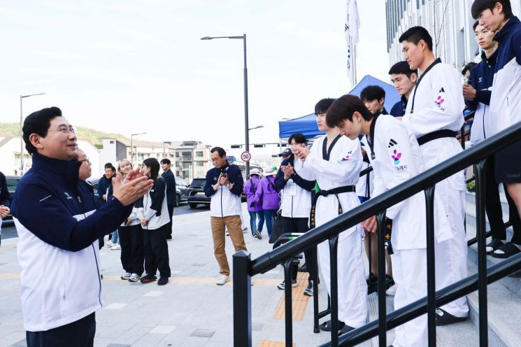 이상일 용인특례시장이 16일 '제72회 경기도체육대회 2026 광주'에 출전한 용인선수단을 격려하고 있다. 용인시 제공