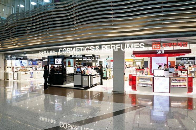 A view of the Lotte Duty Free Store at Incheon International Airport (cosmetics, perfume, liquor, tobacco) which opened on the morning of the 17th. Provided by Lotte Duty Free