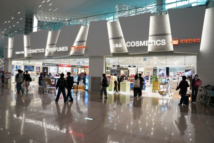 Panoramic view of the Lotte Duty Free Incheon International Airport store (cosmetics, perfume, liquor, tobacco) that opened on the morning of the 17th. Provided by Lotte Duty Free