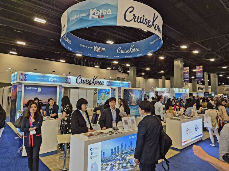 강원관광재단(대표이사 최성현)이 지난 13일부터 16일까지 미국 마이애미에서 개최된 'Seatrade Cruise Global 2026'에 참가해 속초항을 중심으로 한 크루즈 기항지 유치 마케팅을 적극 추진했다. 강원관광재단 제공
