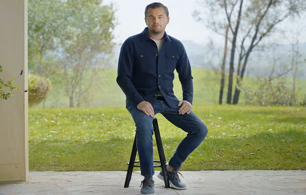 올버즈 신발을 들고 소개하는 버락 오바마 전 미국 대통령(왼쪽), 배우 리어나도 디캐프리오가 2020년 올버즈 직접 투자자로 나서 가치관을 소비자들에게 공유하고 있다. 올버즈