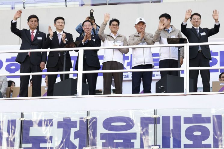 윤성진 화성특례시장 권한대행이 ‘제72회 경기도체육대회’ 개회식에서 내빈들과 함께 손을 들어 인사하고 있다. 화성시 제공
