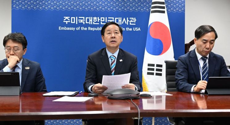 주요 20개국(G20) 재무장관회의 및 국제통화기금(IMF)세계은행(WB) 춘계회의 참석차 미국 워싱턴 D.C.를 방문중인 구윤철 경제부총리 겸 재정경제부 장관이 4월 16일 저녁(현지시간) 주미국대한민국대사관에서 워싱턴-서울 간 영상으로 '비상경제본부회의'를 주재, 중동전쟁 관련 부처별 대응 상황을 점검, 논의하고 있다. 재정경제부