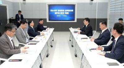 고광완 광주광역시장 권한대행과 황기연 전라남도지사 권한대행이 지난달 24일 오후 나주혁신도시 복합혁신센터에서 열린 광주·전남 정책협의체 제1차회의에서 협의체 운영안과 주요 통합과제 등을 논의하고 있다. 광주시 제공
