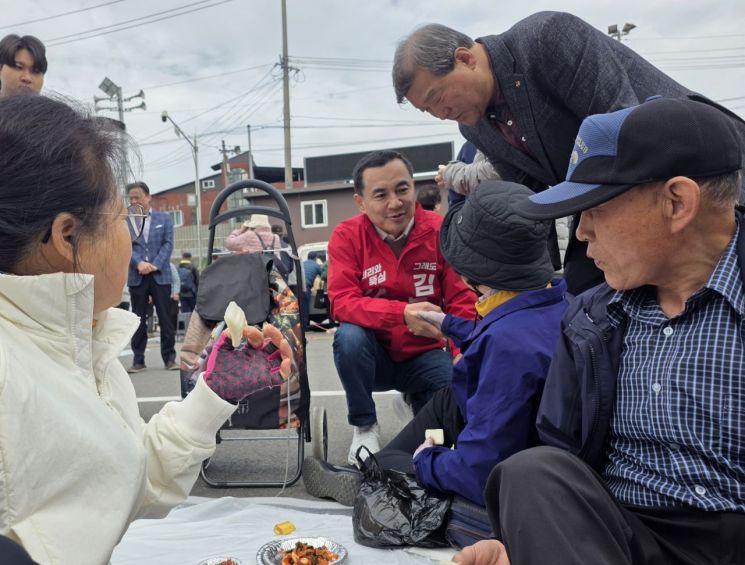 김진태 강원특별자치도지사가 17일 오전 7시 원주천 둔치에서 열린 '원주시 농업인 새벽시장 개장식'을 찾아 농업인들을 격려하고 현장 목소리를 청취하고 있다. 김진태 후보 제공