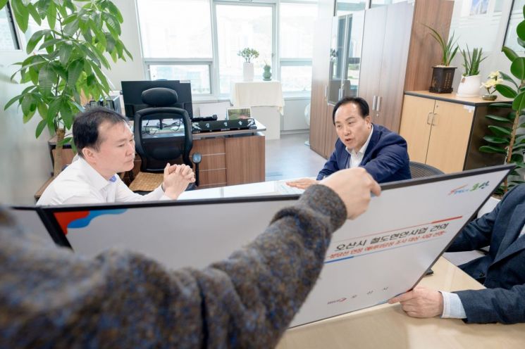 이권재 시장이 지난 16일 세종시 기획예산처 재정성과국을 방문해 재정투자심의관과 간담회를 갖고 있다. 오산시 제공