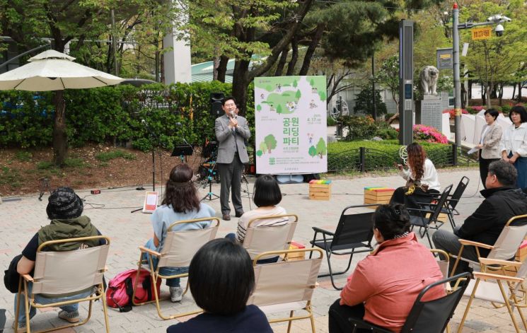 이상일 용인특례시장이 17일 수지구 신정공원 독서광장에서 열린 ‘제2회 공원 리딩 파티’에 참석해 인사말을 하고 있다. 용인시 제공