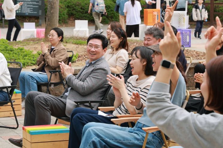이상일 용인특례시장이 17일 수지구 신정공원 독서광장에서 열린 ‘제2회 공원 리딩 파티’에서 시민과 아임버스커 공연을 보고 있다. 용인시 제공