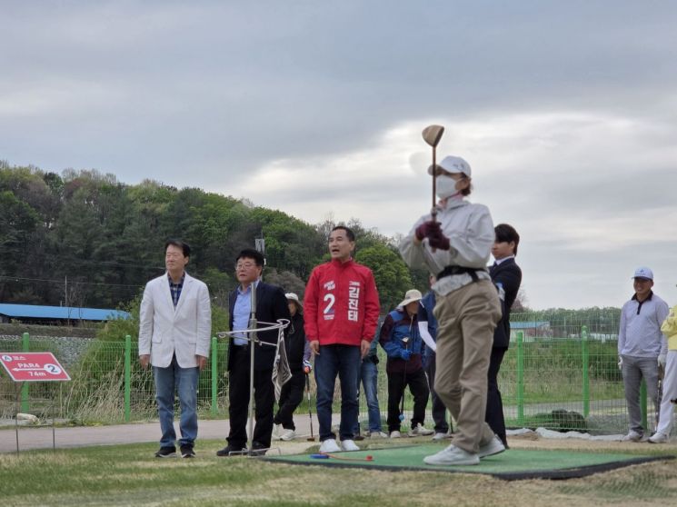 김진태 강원특별자치도지사 후보가 17일 횡성파크골프장을 방문해 '뚝심 이어달리기 4탄, 그래도 '체육은' 김진태'편을 진행가고 있다. 강원도 제공