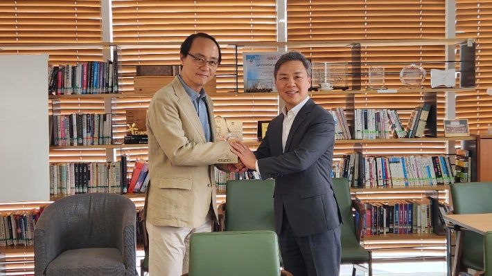 김승수 한국출판문화산업진흥원 원장이 한국출판인회의를 방문해 홍영완 회장과 인사하고 있다. 한국출판문화산업진흥원