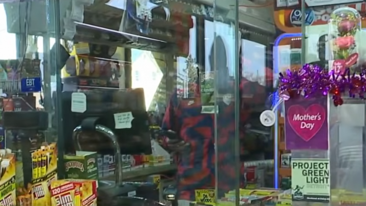 계산대와 손님 사이는 유리로 막혀 있었다. WXYZ-TV 유튜브